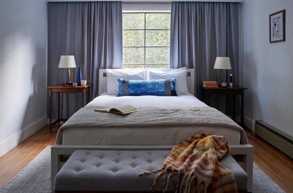 Deluxe Double Room with Bath - Pet Free interior