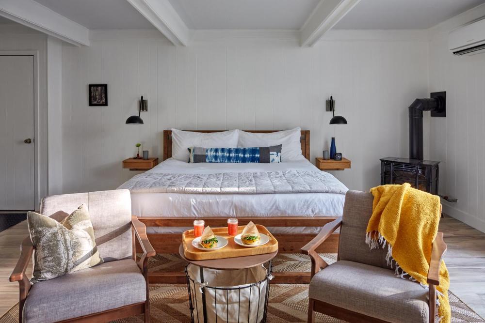 Deluxe King Room interior